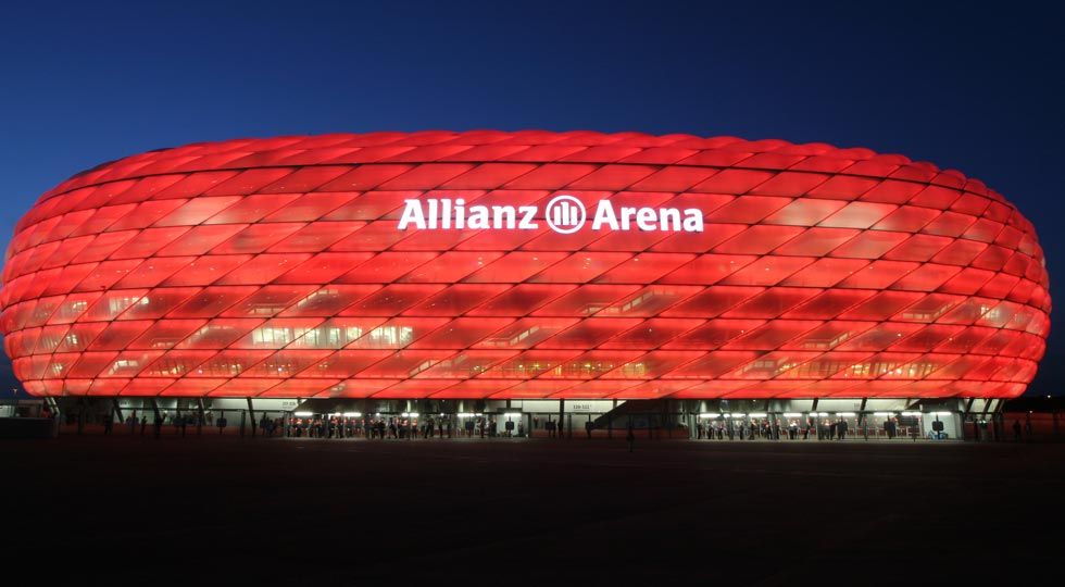 اليانز ارينا خلال إستضافته لمباريات بايرن ميونيخ بالأحمر