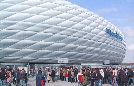 في مباريات المنتخب الألماني يتوهج باللون الأبيض