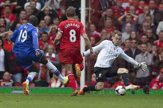 خطأ جيرارد امام ديمبا با تسبب في خسارة ليفربول امام تشيلسي