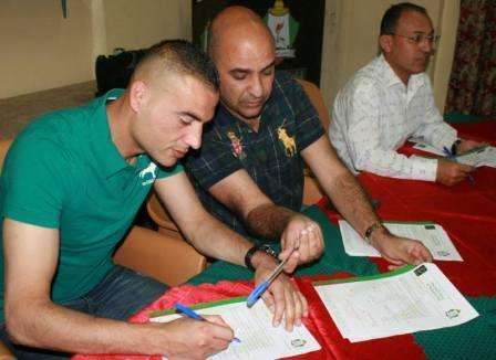 شفيع خلال توقيعه الليلة على عقده بحضور خوري