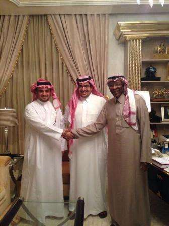 الامير نواف بن فيصل  يتوسط احمد عيد وخالد البلطان