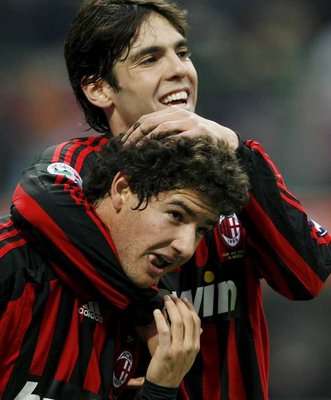 باتو فرحا مع زميله كاكا 