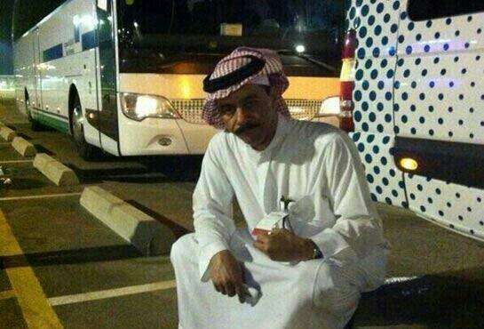 النعيمة جالس على الرصيف خارج استاد الجوهرة ، بعد منعه من الدخول أمس