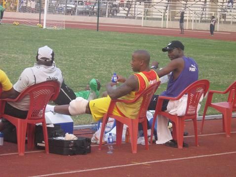 أغوغو بعد خروجه مصابا في تدريب غانا الختامي (خاص-كوووره)