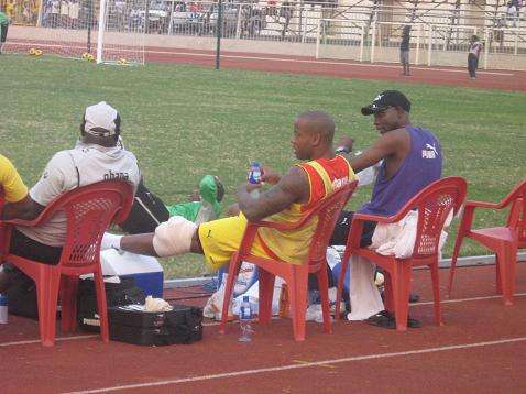 أغوغو بعد خروجه مصابا في تدريب غانا الختامي (خاص-كوووره)