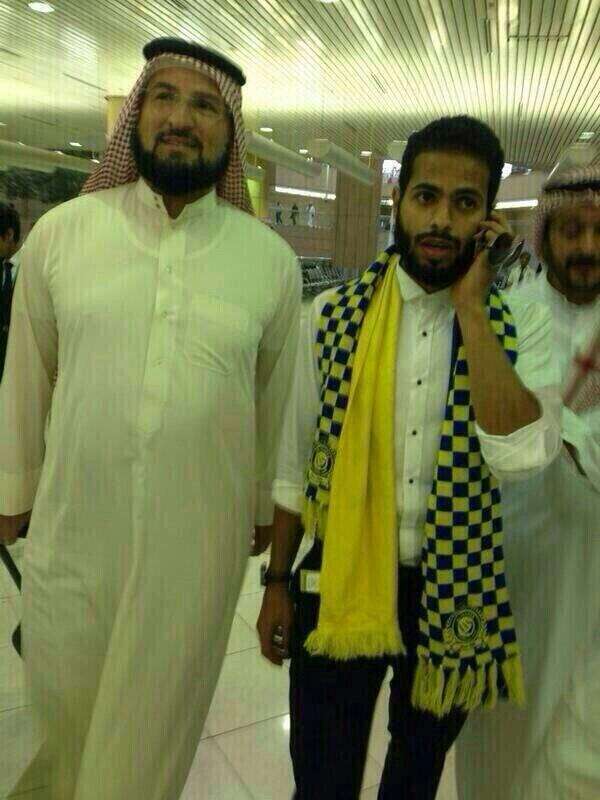 الفريدي مرتديا شعار النصر بعد وصوله للعاصمة الرياض