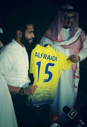 رئيس النصر مع الفريدي بعد التوقيع رسميا