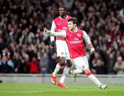 الاسبانـي فابريغـاس يعبر عن فرحته بعد تسجيله هدف فريقه الثالـث