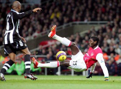 أديبايـور يحاول تسديد الكرة من الوضع طائـرا