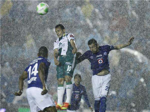 جانب من مباراة كروز أزول مع ليون