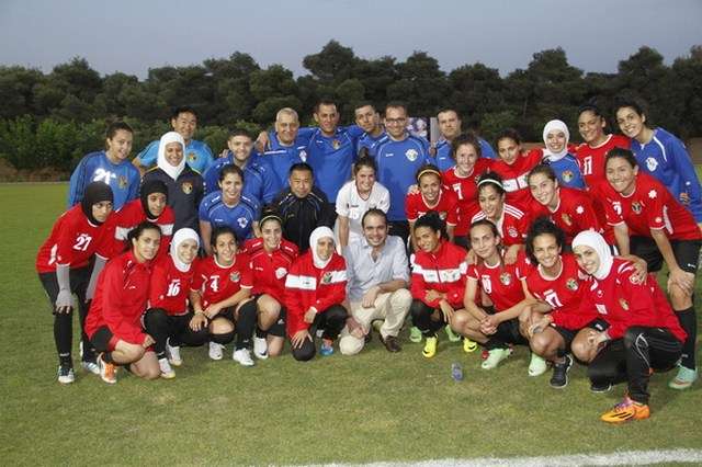 الأمير علي يتوسط لاعبات المنتخب الأردني 