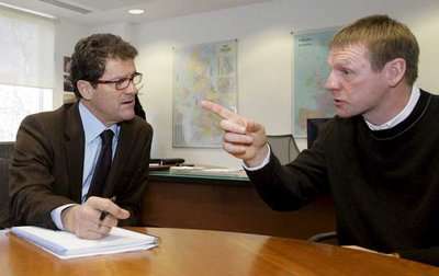 الإيطالـي كابيـلـو يتـحدث مع الإنجليـزي بـيـرس