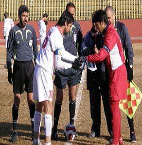 كباتن المنتخبين وحكام اللقاء بعدسة كووورة