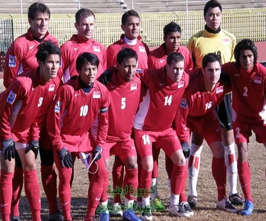 المنتخب السينغافوري  قبل اللقاء وبعدسة كووورة