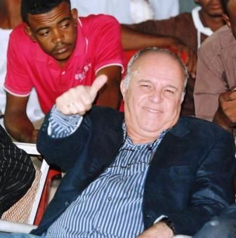 كامبوس كما ظهر وهو يتابع لقاء الهلال والاهلي بعطبرة