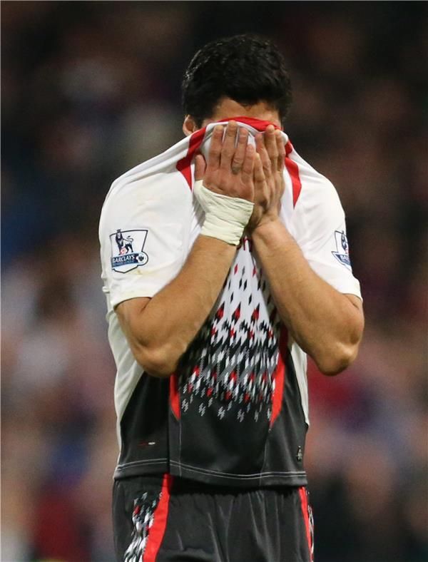 سواريز يبكي غير مصدق إحتمال ضياع اللقب عن ليفربول