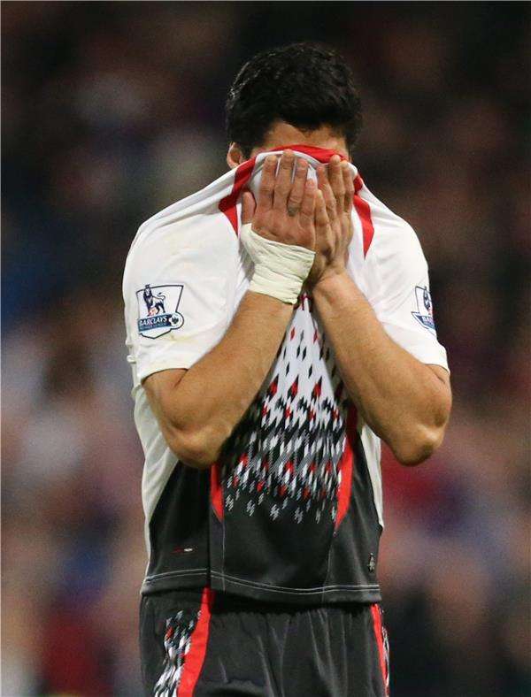 سواريز يبكي غير مصدق إحتمال ضياع اللقب عن ليفربول