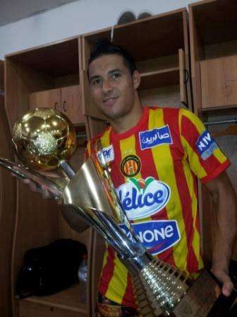 يوسف البلايلي مع درع الدوري التونسي 