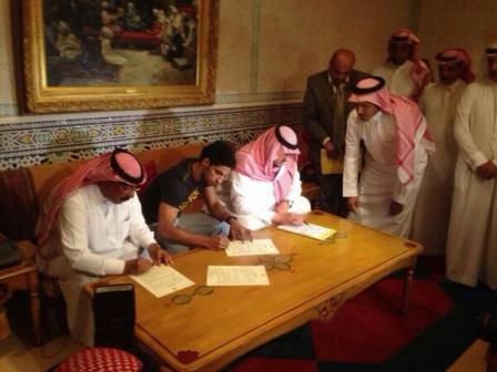 الأمير فيصل بن تركي رئيس النصر وعبد العزيز المسلم رئيس الرائد والجبرين لدى توقيعهم عقود الصفقة