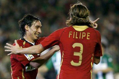 فرحة لاعب ديبرتيفو لاكورونيا بابلو امو بتسجيله هدف الفوز لفريقه أمام ريال بتيس