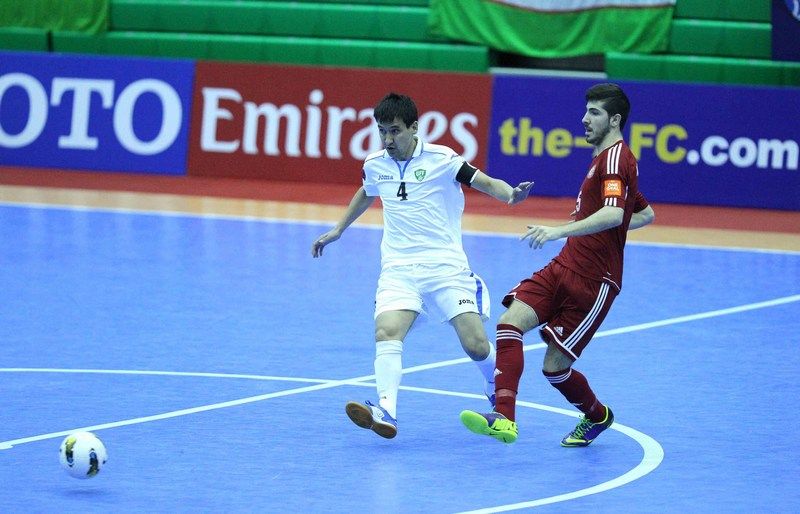 اللبناني احمد خير الدين ممرراً الكرة امام الكابتن الاوزبكي شهرات توجيبويف