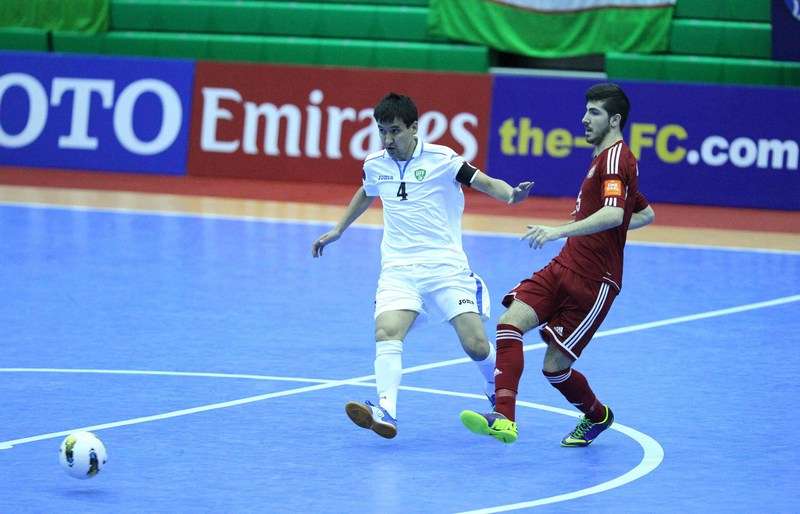 اللبناني احمد خير الدين ممرراً الكرة امام الكابتن الاوزبكي شهرات توجيبويف