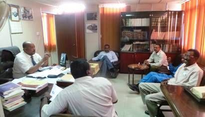 جانب من توقيع العقد  بين الهلال والمدرب التاج محجوب