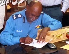 رئيس قطاع الكرة يوقع انابة عن  مجلس الهلال