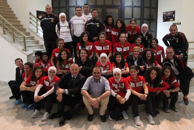 الأمير علي يتوسط وفد الفيفا ولاعبات المنتخب الأردني