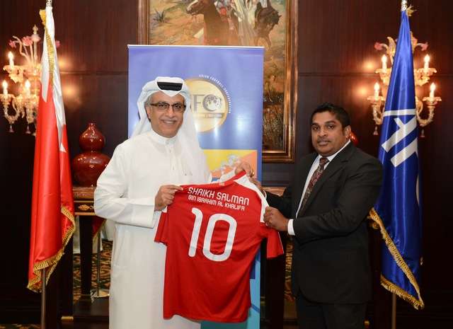  الشيخ سلمان بن ابراهيم آل خليفة يتسلم قميص المنتخب المالديفي من نائب رئيس الإتحاد المالديفي