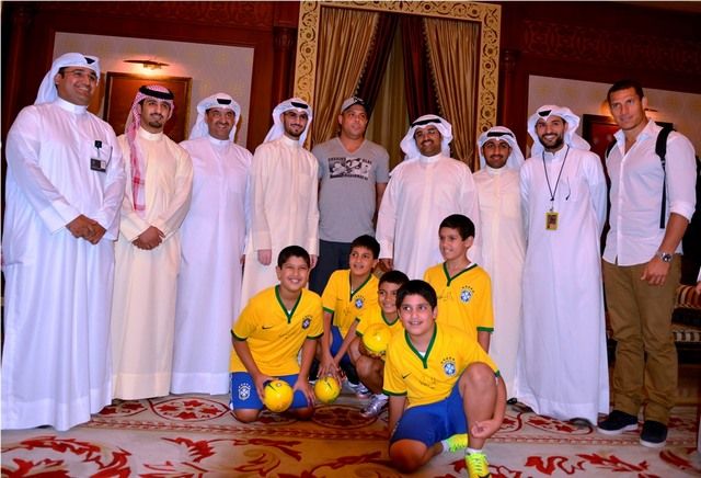  رونالدو في قاعة التشريفات الكويتية مع مستقبليه