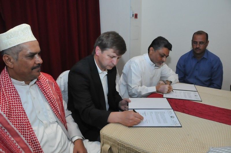 سكوب خلال توقيع عقده 