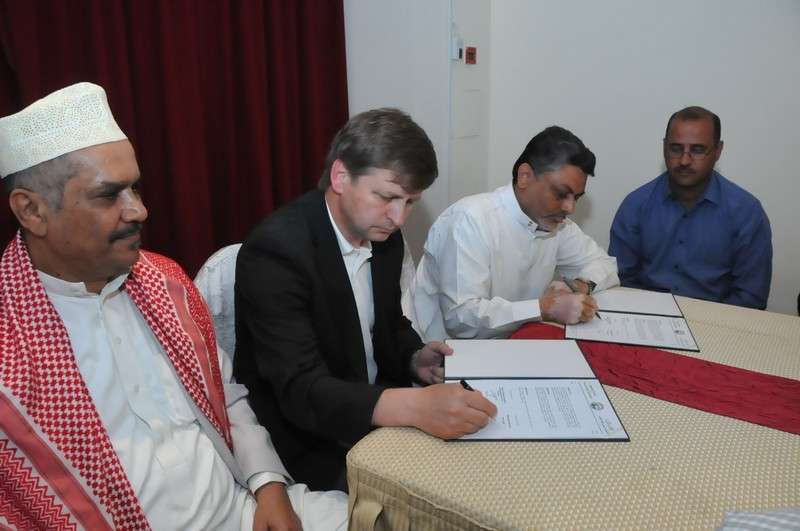 سكوب خلال توقيع عقده