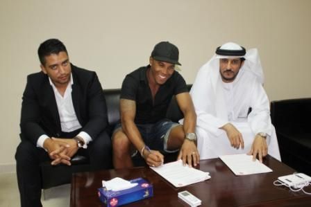 ميشيل يوقع عقد التجديد بحضور بطي بن خادم رئيس مجلس الإدارة