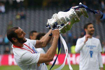 الشيخاوي يحمل كأس سويسرا الذي أحرزه الشهر الماضي