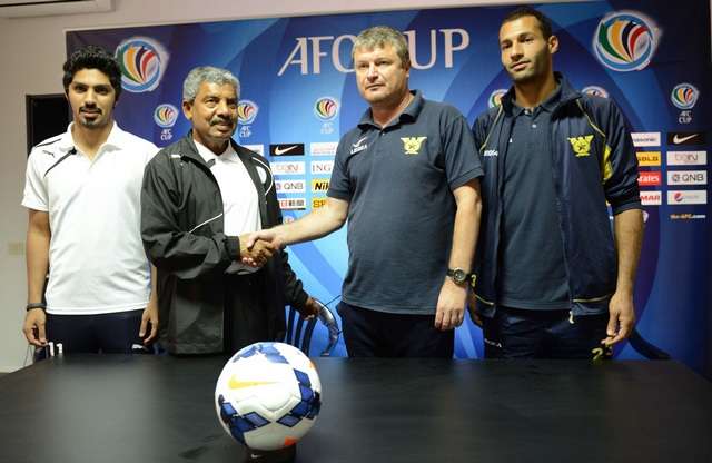 مصافحة بين فاليريو والزياني في المؤتمر الصحفي بحضور سلامي والمولود