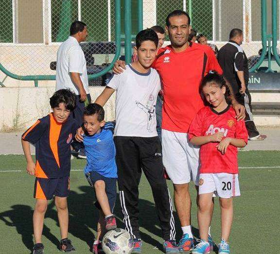 ايقاف وتغريم عامر ذيب بسبب صورة تذكارية لابنه