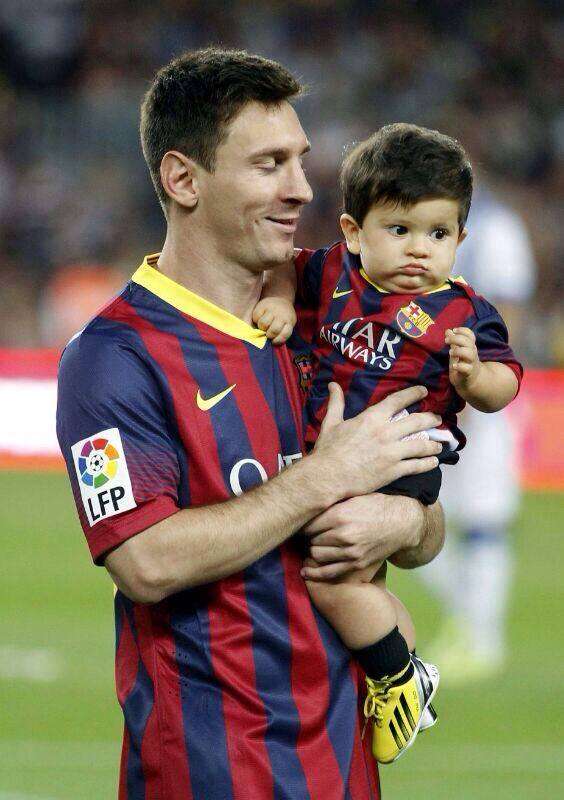 ميسي وتياجو التقطا صورة داخل أرض الملعب 