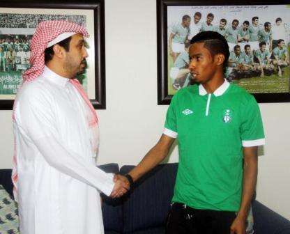 الأمير فهد بن خالد يصافح المؤشر بعد توقيع عقد انتقاله