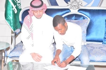 فهد غازي يوقع عقد احترافه للهلال بحضور نائب الرئيس