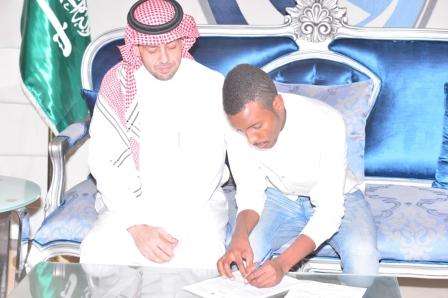 فهد غازي يوقع عقد احترافه للهلال بحضور نائب الرئيس