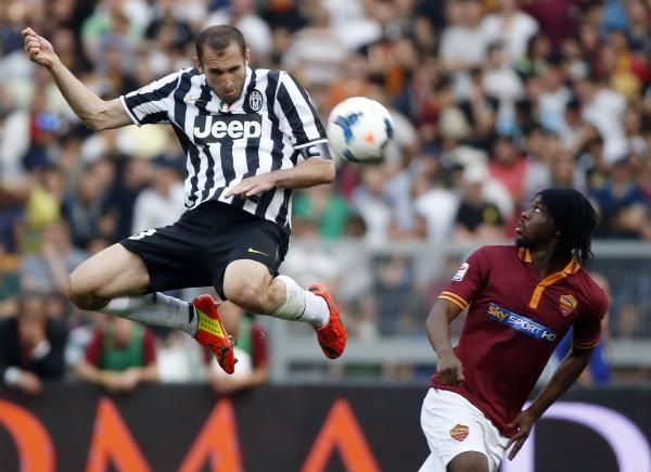 كيليني مدافع يوفنتوس يسارا