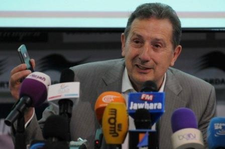  المدير الفني جورج ليكنز وصورة لمهاجم الاتحاد المنستيري نزار العيساوي