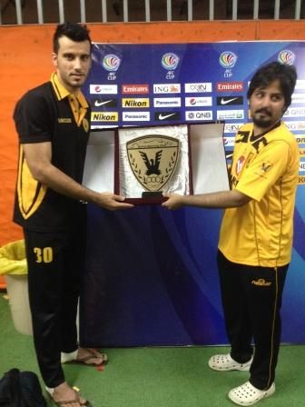 احد الجماهير يهدي للسومة درعا بعد مباراة ذات الراس. 