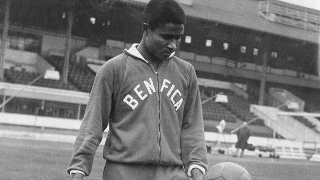 أوزيبيو في تمارين بنفيكا قبل إنتصارهم العريض على مدريد في نهائي 1961-62 