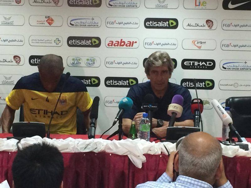 بيلجريني خلال المؤتمر الصحفي وبجواره كومباني قائد الفريق