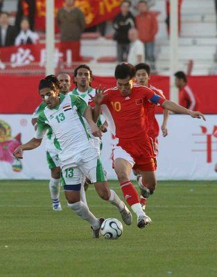 كابتن منتخب الصين زهين زهاي في صراع على الكرة مع المهاجم العراقي كرار جاسم