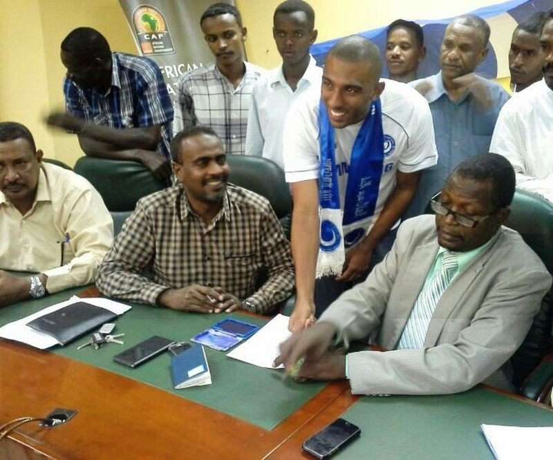 البرازيلي يوقع للهلال  امام امين صندوق الاتحاد و الفاضل التوم