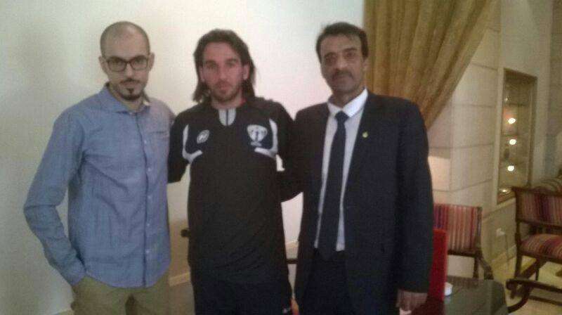 الشقران يتوسط السيلاوي وممثل نادي هجر بعد التوقيع اليوم