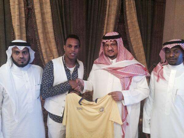 الخيبري يحمل قميص النصر بعد التوقيع